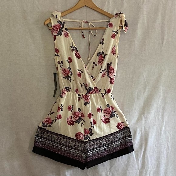 Trixxi Pants - Floral Trixxi NWT Short Romper. Cream and blue. Sleeveless. Size S